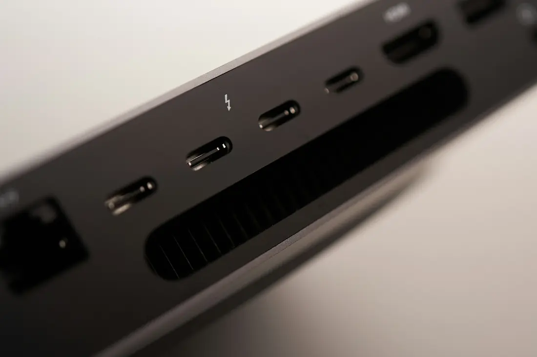 Puertos de conexión USB-C y de vídeo en primer plano