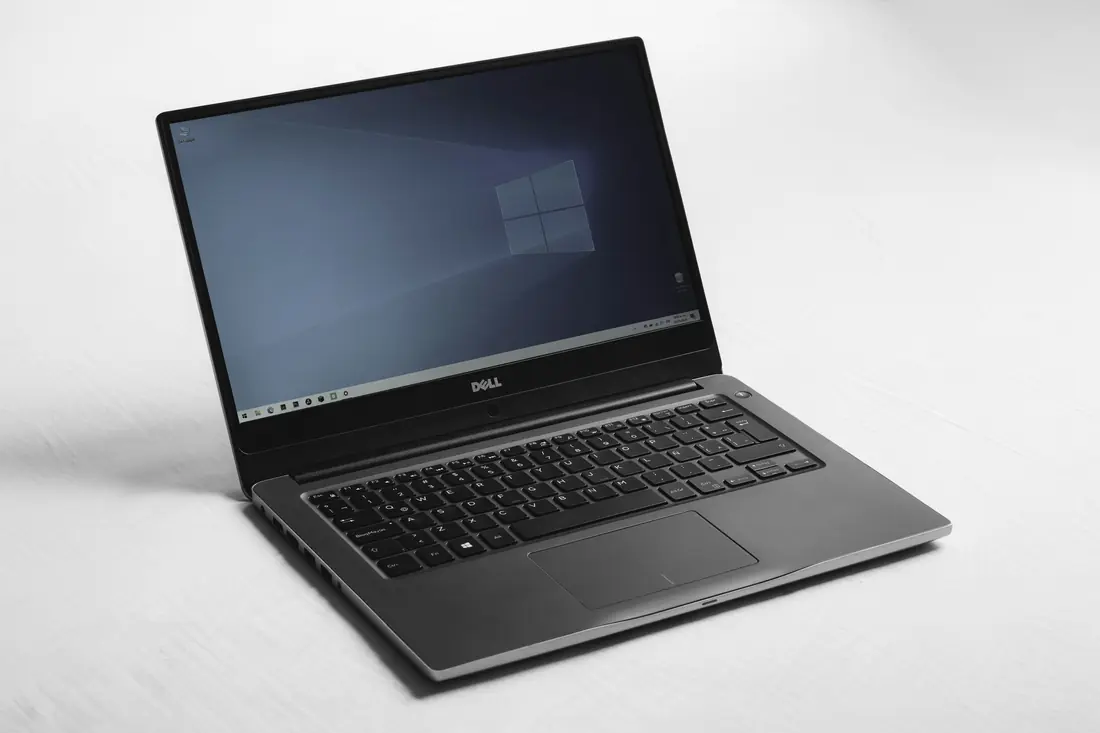 Laptop empresarial abierta sobre una superficie clara