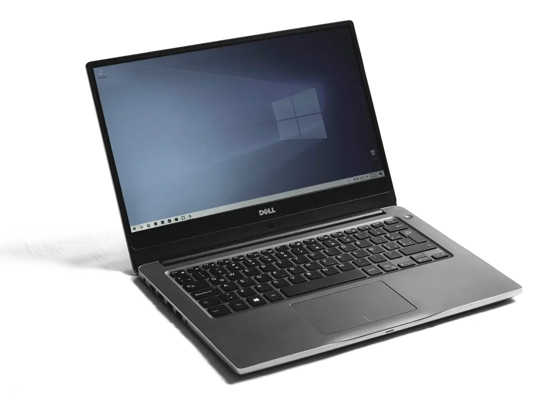 Laptop empresarial Dell abierta, con Windows en pantalla
