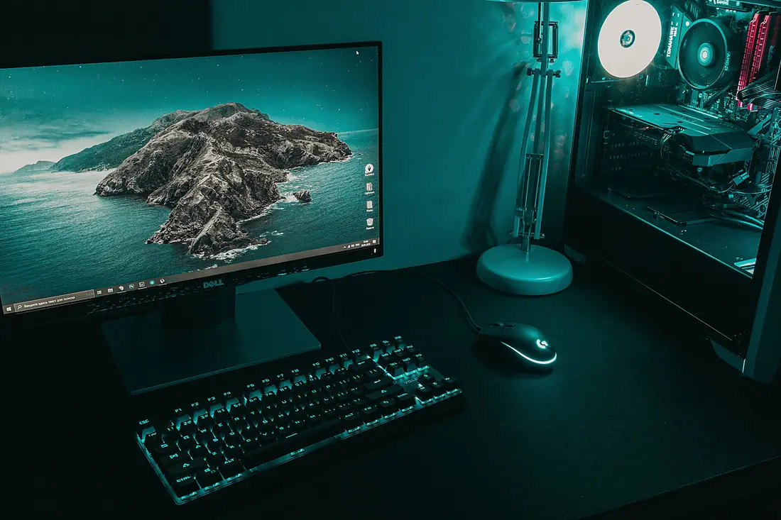 Monitor de escritorio con teclado sobre una mesa de trabajo