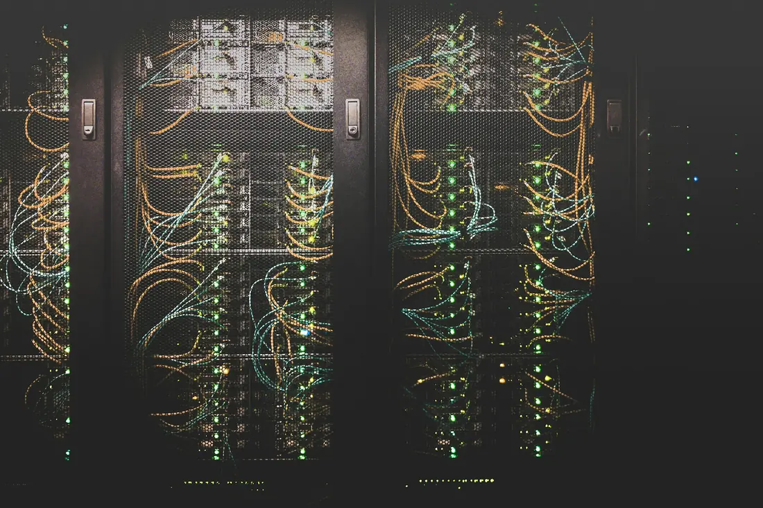 Bastidores de servidores con su cableado de red iluminado