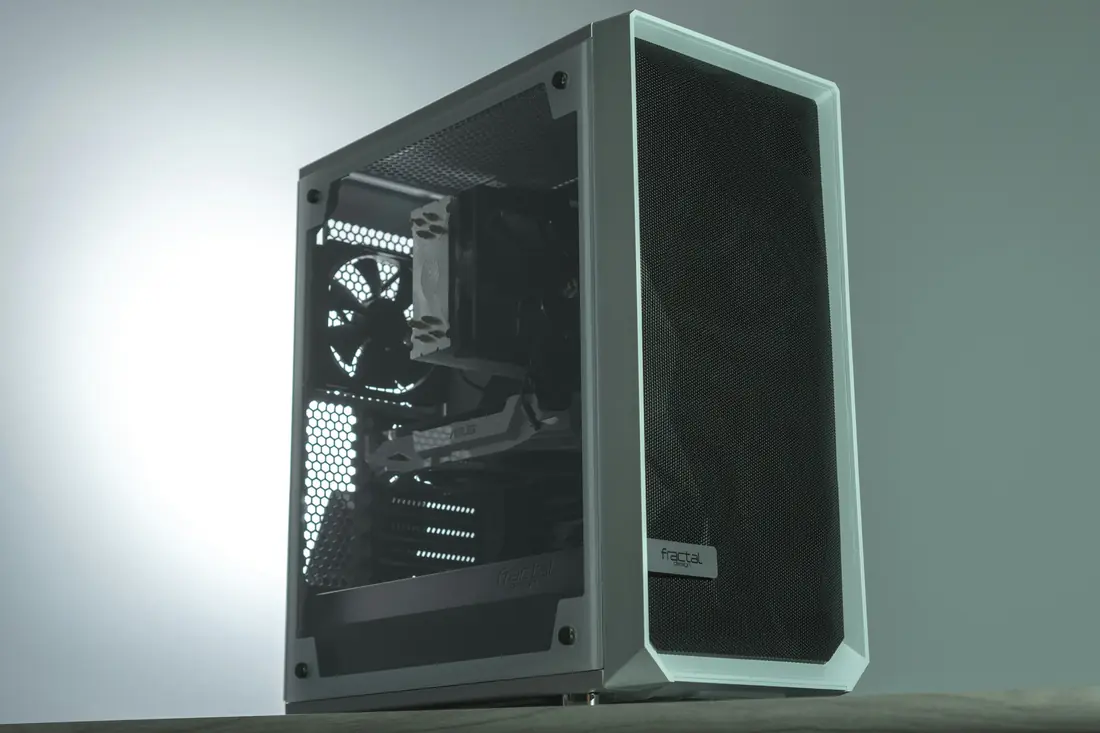 Torre de PC de escritorio negra vista de tres cuartos